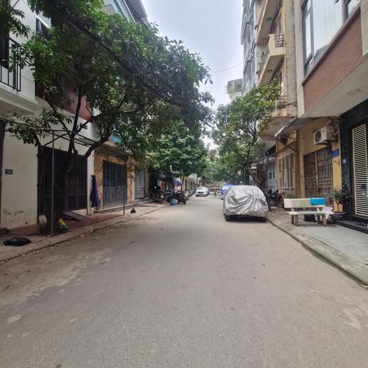 Bán đất tặng nhà cấp 4 Đại Mỗ, ô tô vào đất, ngõ trước nhà 4m, diện tích 74m2, giá 175 triệu/m2