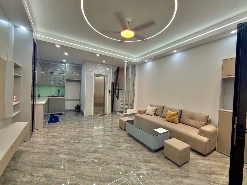 Bán nhà phố Ngọc Hồi, 15m ra đường Giải Phóng, 40m2 x 6 tầng, thang máy, mặt tiền 5m, giá 9,5 tỷ