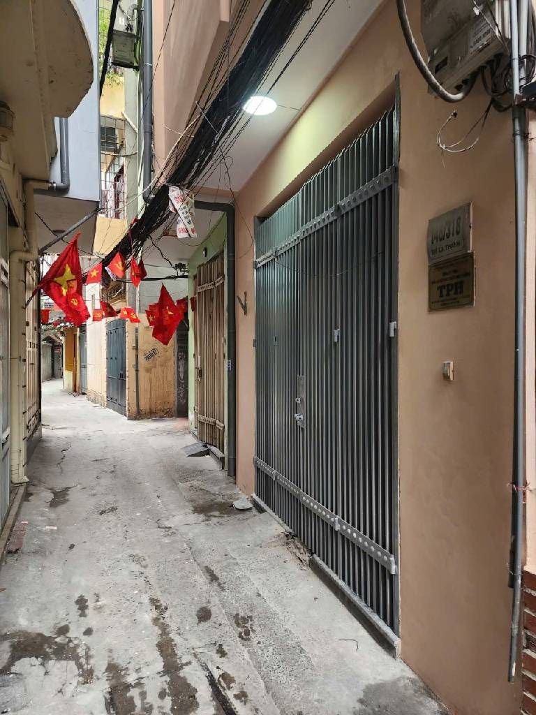 Bán căn nhà Đê La Thành, trung tâm quận, ra đường lớn rất nhanh