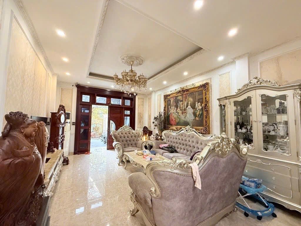 Bán nhanh căn biệt thự mặt phố Thanh Am, ô tô tránh kinh doanh sầm uất, 98m2 x 4 tầng, mặt tiền 4,8m, giá chỉ 20,45 tỷ