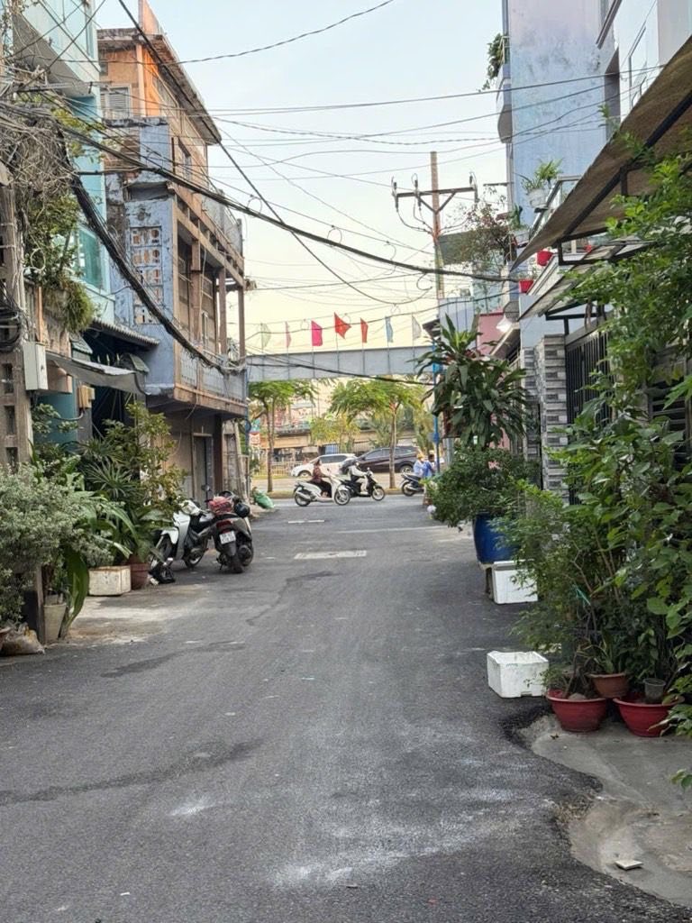 Bán nhà 3 tầng Võ Văn Kiệt, xe hơi tới cửa, 53m2, giá 6.2 tỷ