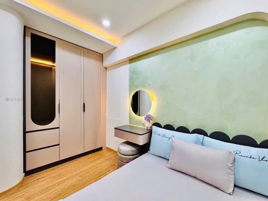 Bán nhà Bình Thạnh, ngay ngã tư Hàng Xanh, 3 tầng, full nội thất, giá 5.38 tỷ