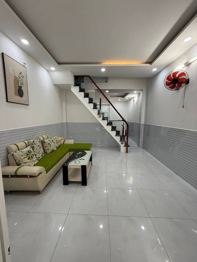 Bán nhà 3 tầng, 42m2, xe hơi đỗ cổng ngay chợ Thạch Đà - Phạm Văn Chiêu, chỉ 4,xx tỷ