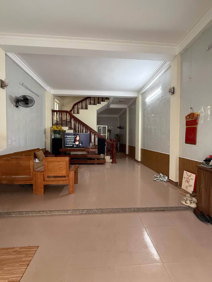 Bán căn nhà 3 tầng đẹp, nhà 3 mặt thoáng tại ngõ Phan Đình Phùng, phường Đông Hương, Thanh Hóa, giá 2.3 tỷ