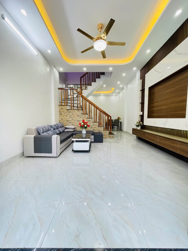 Bán nhà 3 tầng, ngõ ô tô 5 chỗ vào tận cửa tại phường Tiền Phong, thành phố Thái Bình, giá 2.3 tỷ