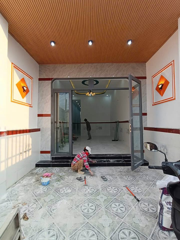 Bán nhà mới mặt tiền đường nhựa, có 2 phòng ngủ vào ở ngay, xã Tân Thạnh Đông, Củ Chi, giá 2.65 tỷ