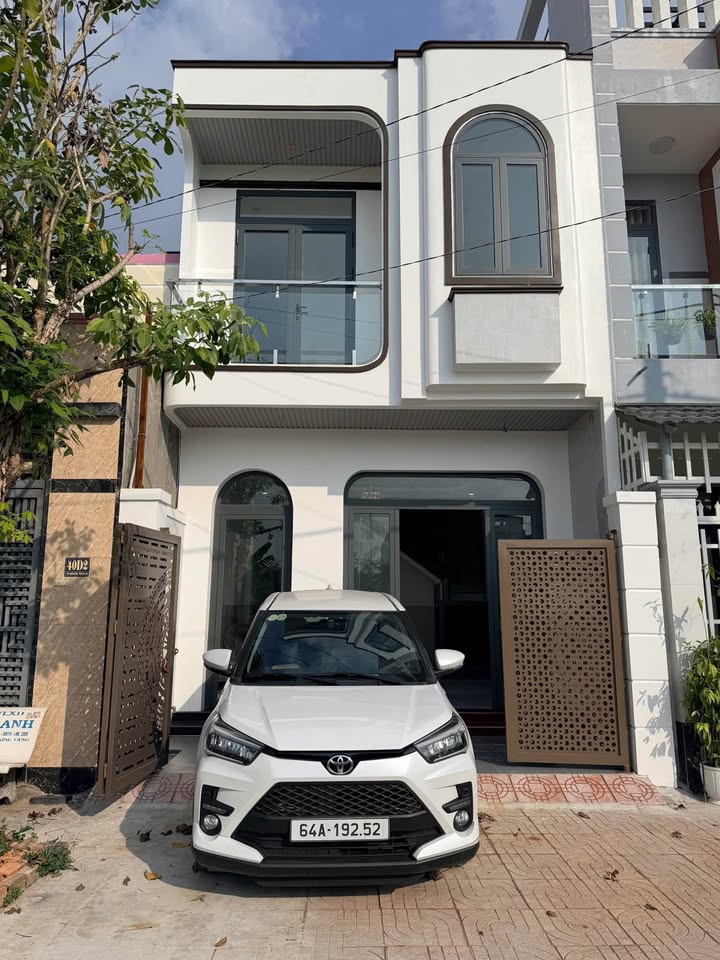 Bán nhà mới trục chính D2, phường Long Châu, thành phố Vĩnh Long cũ, giá 2.95 tỷ