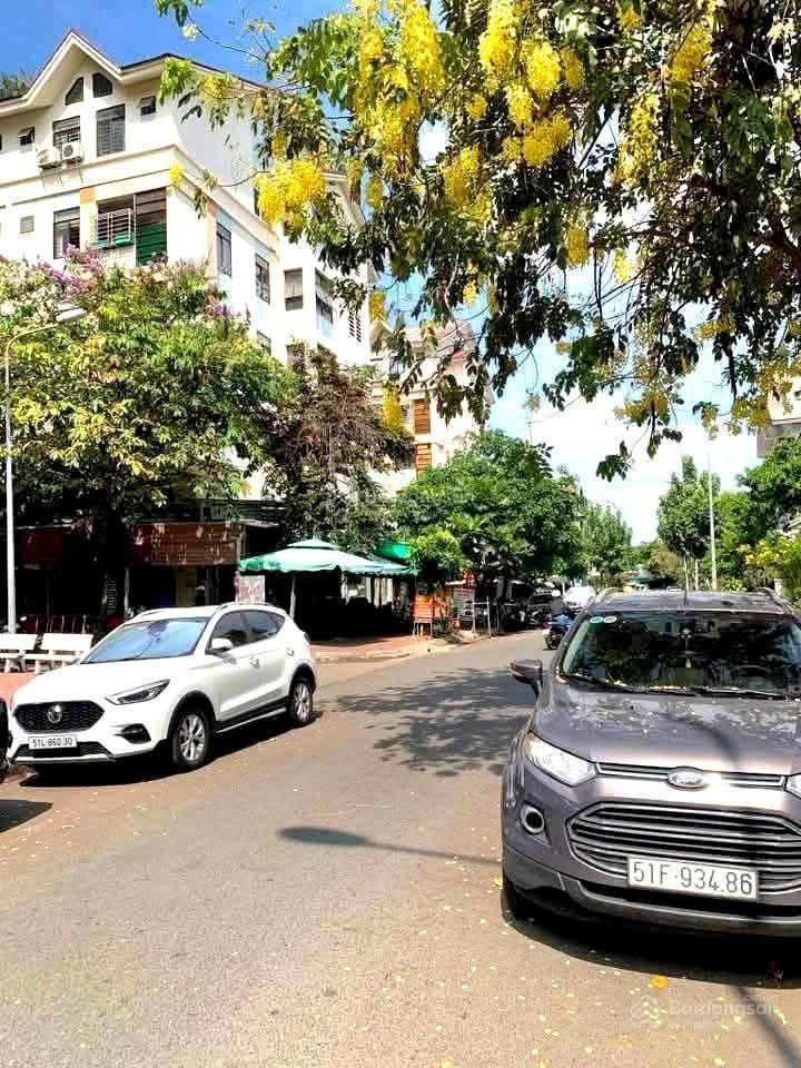 Gần sân bay ,dt 5*13 ,2 tầng xe tải đỗ cửa ,thiết kế hiện đại ,nhà mới ở ngay ,nhỉnh 5 tỷ