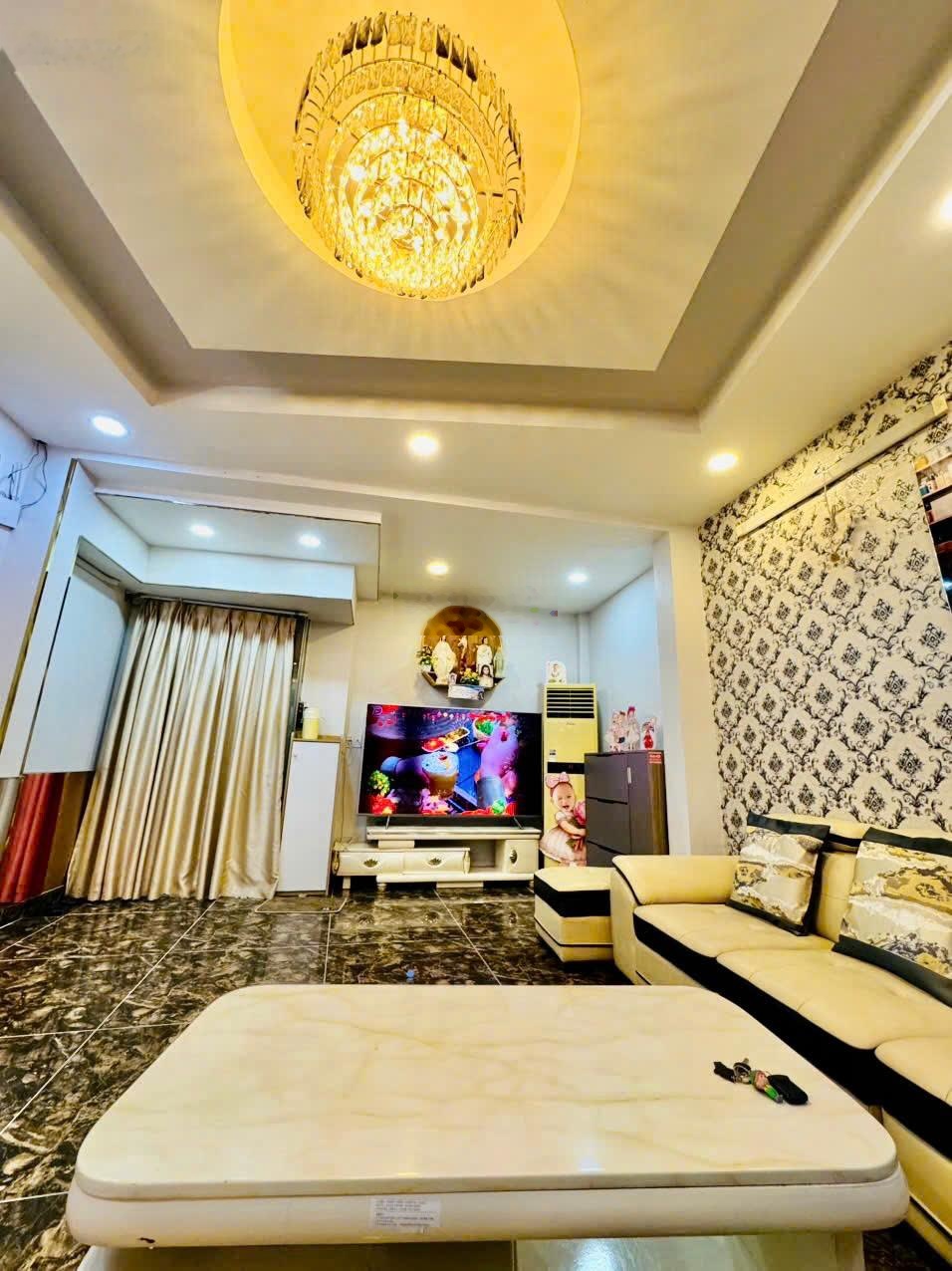 Siêu Phẩm Nhà phố! Không Lộ Giới 3 Tầng 4PN, 5WC Tặng Full Nội Thất-DT:( 4,4x12) giá chỉ 5,5 tỷ TL