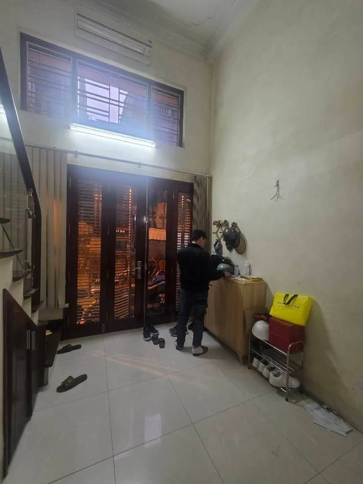 Bán nhà phố Phan Văn Trị, Đống Đa, 5 tầng xây chắc chắn, ngõ thông, giá 10,5 tỷ