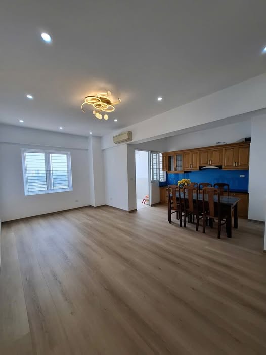 Bán căn hộ chung cư Việt Hưng, diện tích 97m2, 3 phòng ngủ, 2wc, giá hơn 5 tỷ