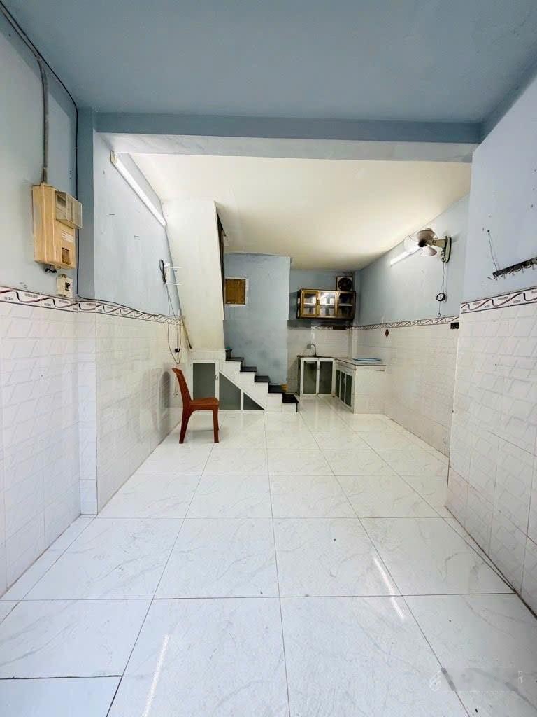 NHÀ SÁT MẶT TIỀN OTO THÔNG-3 lầu (dt9M2)giá 3ty390 được2 phòng ngủ,2wc .Sổ hồng riêng Lh0902850138