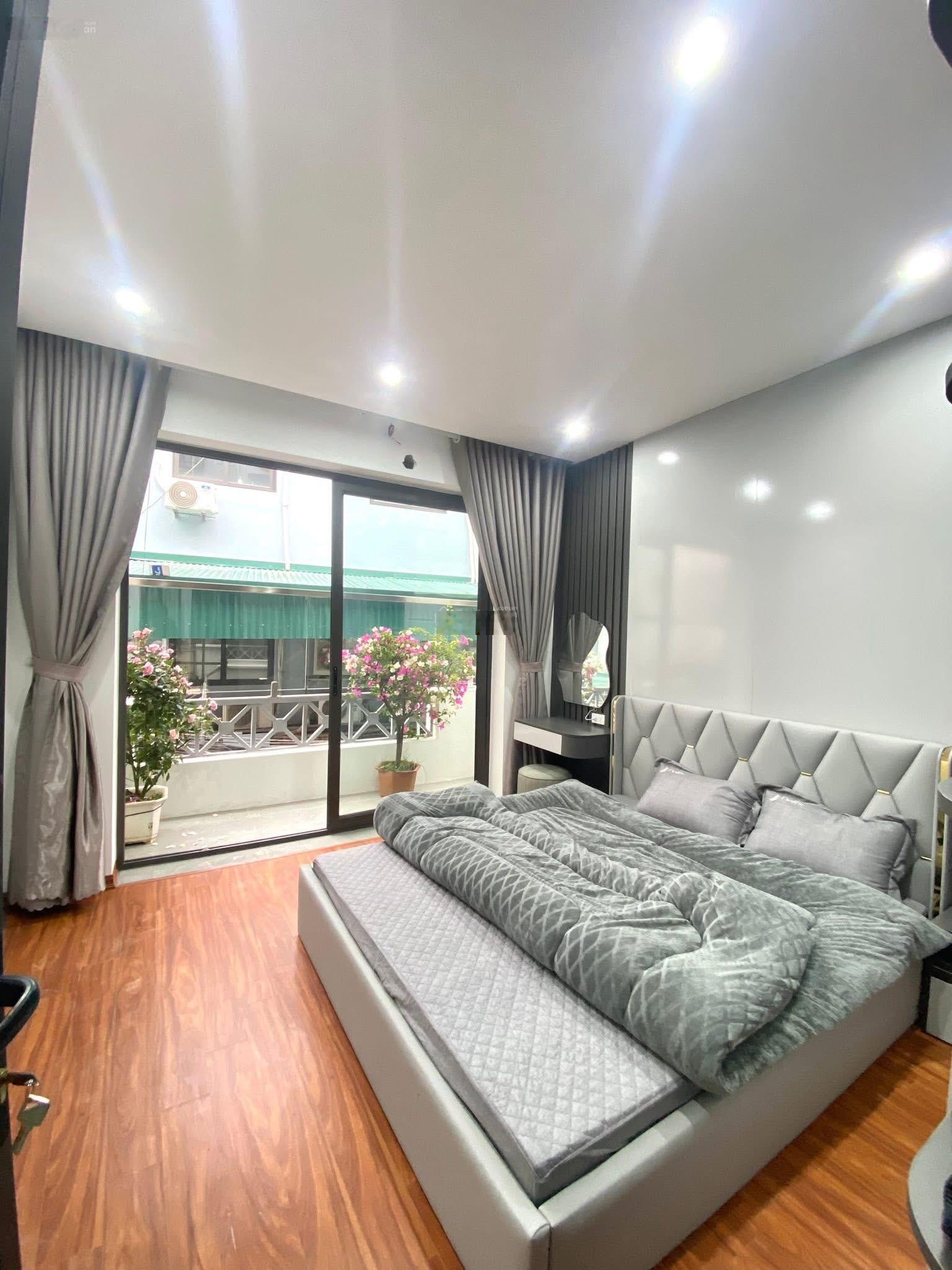 Nhà Đội Cấn, Văn Cao, nhà ở luôn đón tết, ngõ thông, ô tô 20m, thoáng trước sau, an ninh, dân trí