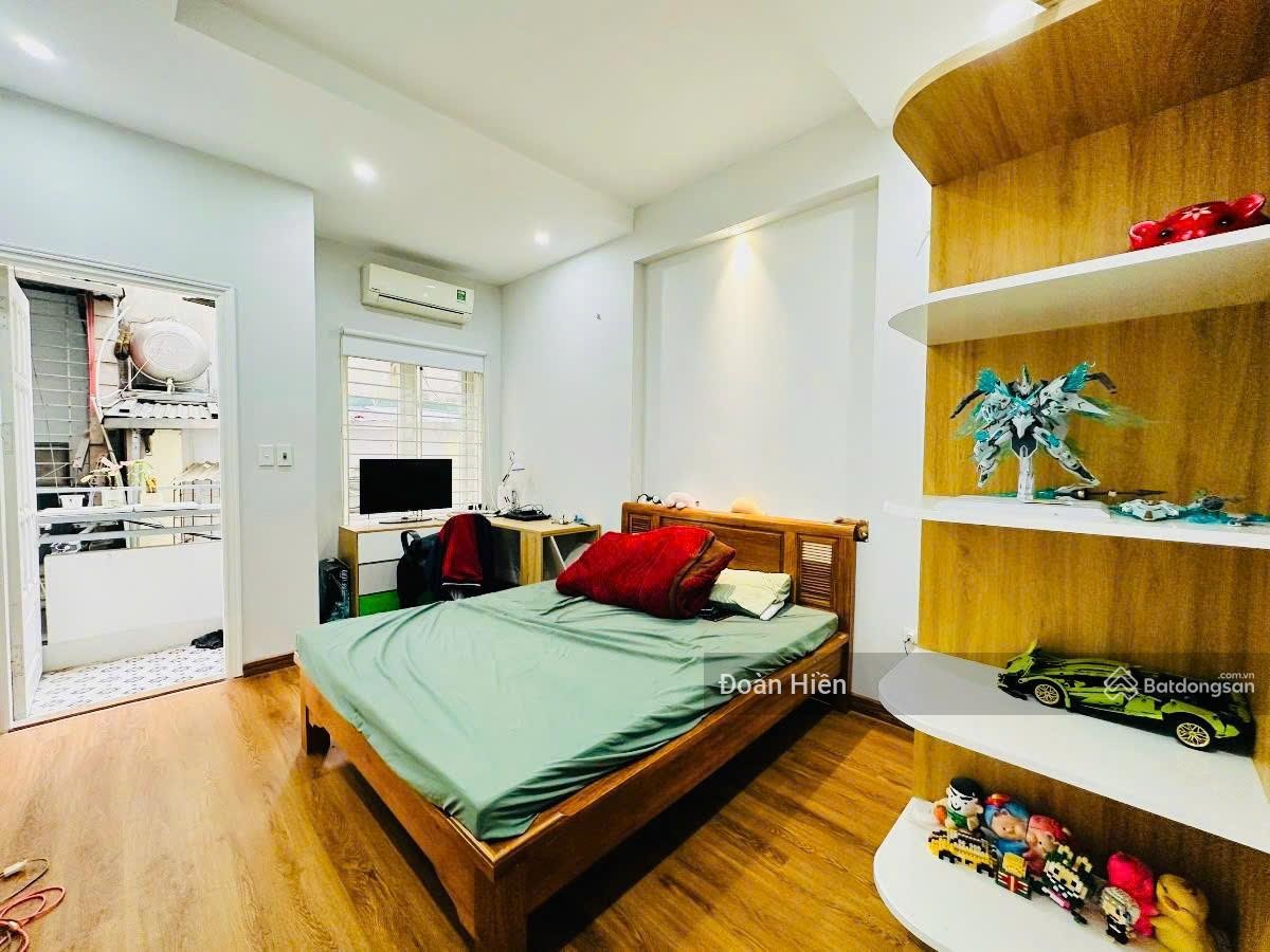 Bán nhà phố Liễu Giai. Ngõ nông, gần phố, 4 chỗ cạnh nhà, KD, KCBT, thoáng sáng, dân trí, 38m2*5T