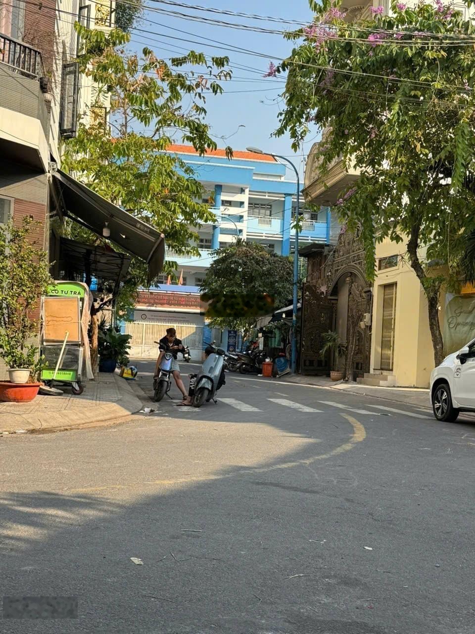 BAO NGON ! Nhà Đẹp Đón Tết Lạc Long Quân P.10 Tân Bình - 58m2 ngang 4.35m, 3 phòng - 5.2 Tỷ