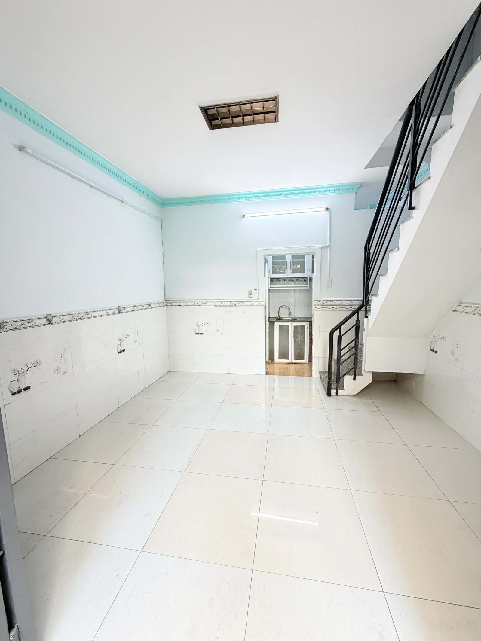 Nhà đẹp ở ngay trong tết. Giá hữu nghị. 19 m2, 3 tầng, đường Trần Văn Quang Tân Bình nhỉnh 2 tỷ.