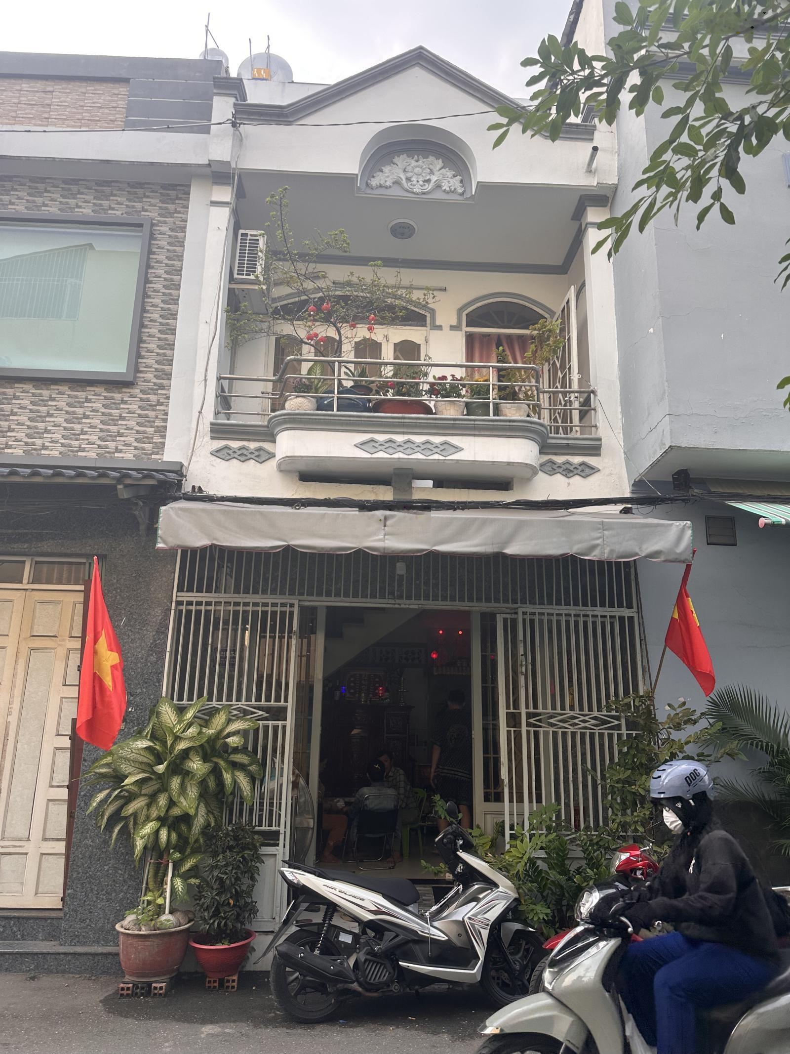 Nhà mặt tiền hẻm xe hơi, hẻm thông tứ tung