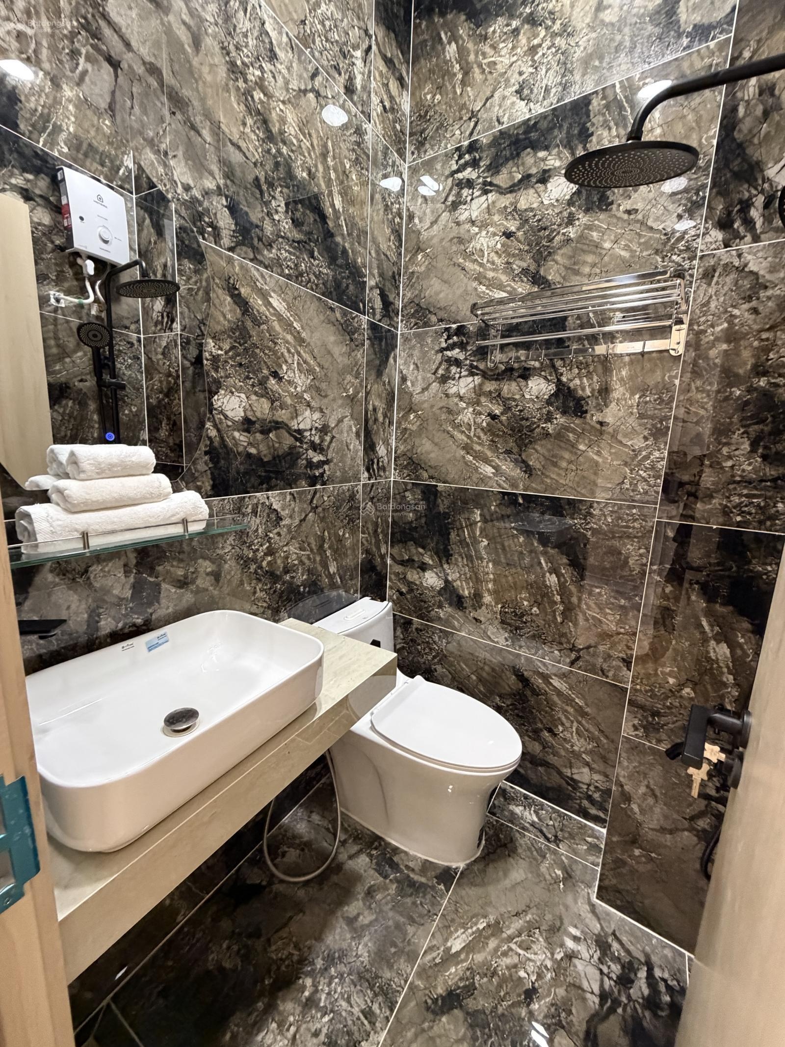 Bán nhà lạc long quân tân bình - giáp q10 - đường ô tô tránh - full nội thất - chỉ 5.x t ỷ