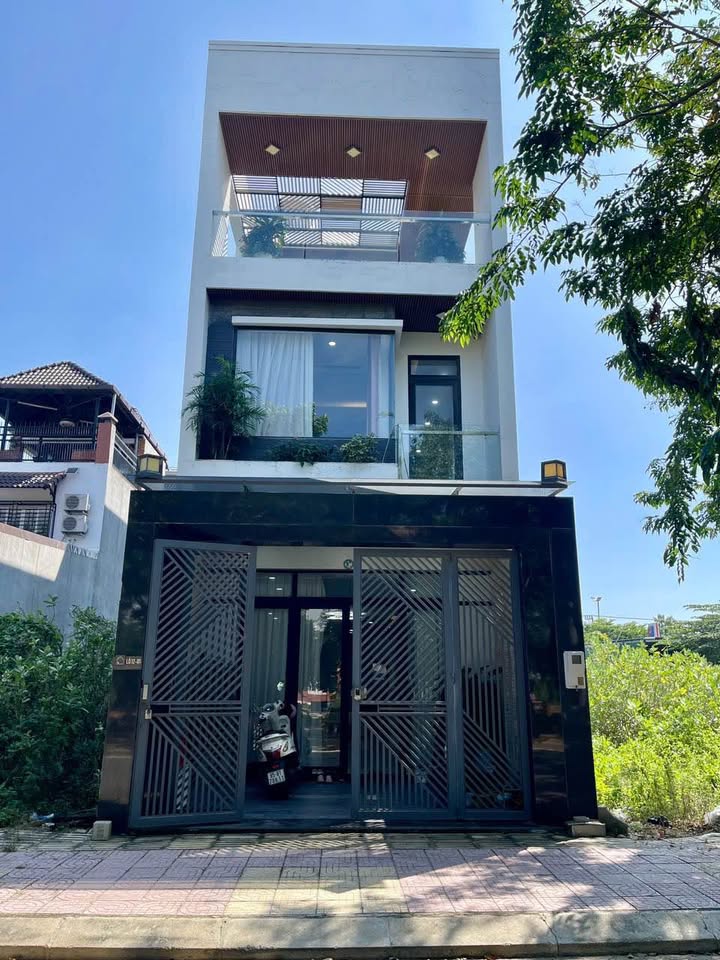 Bán gấp nhà 3 tầng 1 tum khu dân cư Nam Cường, Phan Rang, 150m2, view công viên, giá 6.5 tỷ