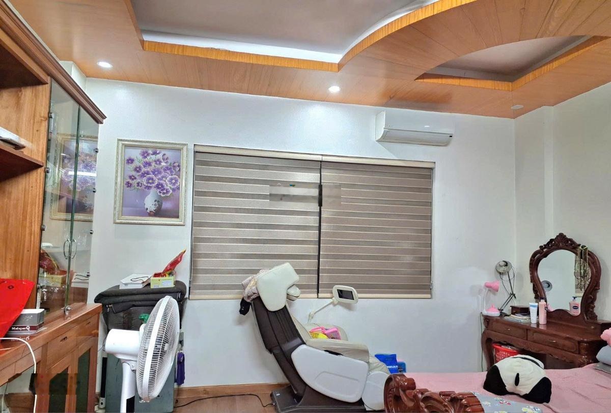 Nhà dân xây kcbt, ngõ ba gác tránh, gần hồ, 40m ra phố, nhà đẹp full NT. Dt20m5Tmt3,3m giá 5,7ty