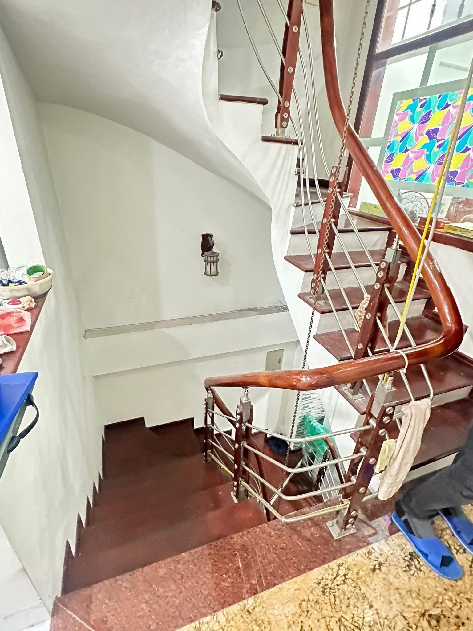 Lô góc mặt phố, vỉa hè rộng KD đỉnh nóc, DT 39m2, MT 3,6m, chỉ 14,8 tỷ, dân xây sổ A4