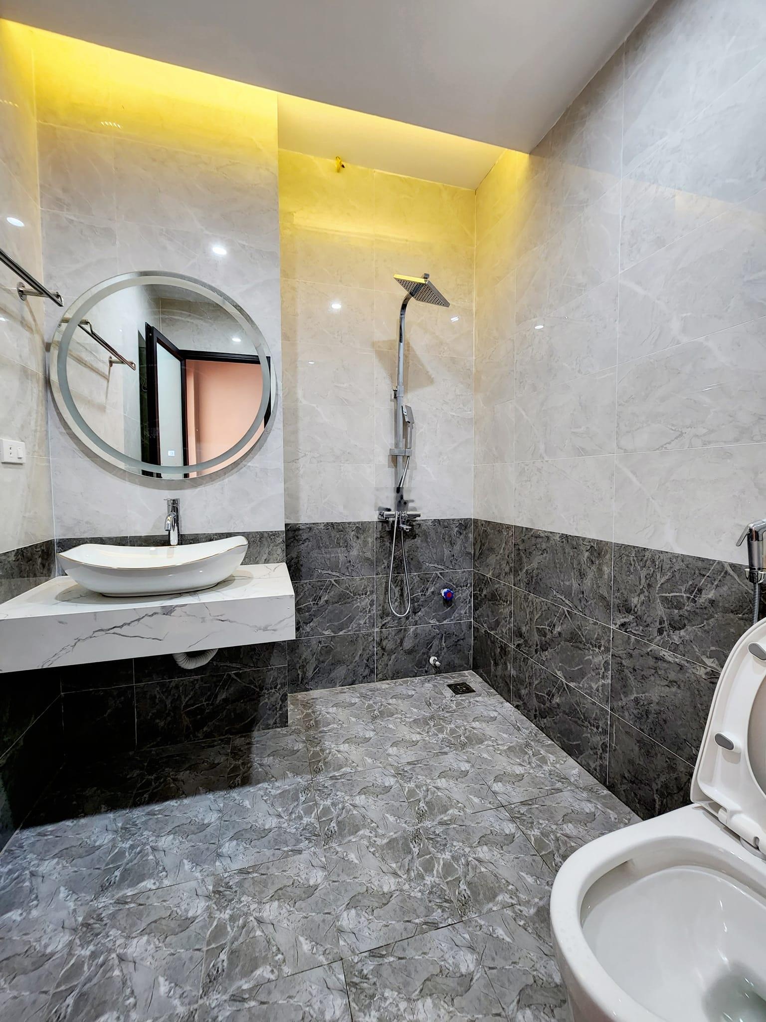 Bán nhà 7 tầng phố ĐỘI CẤN, thang máy nhập khẩu, cách ô tô 30m, DT40m2 nhỉnh 10 tỷ