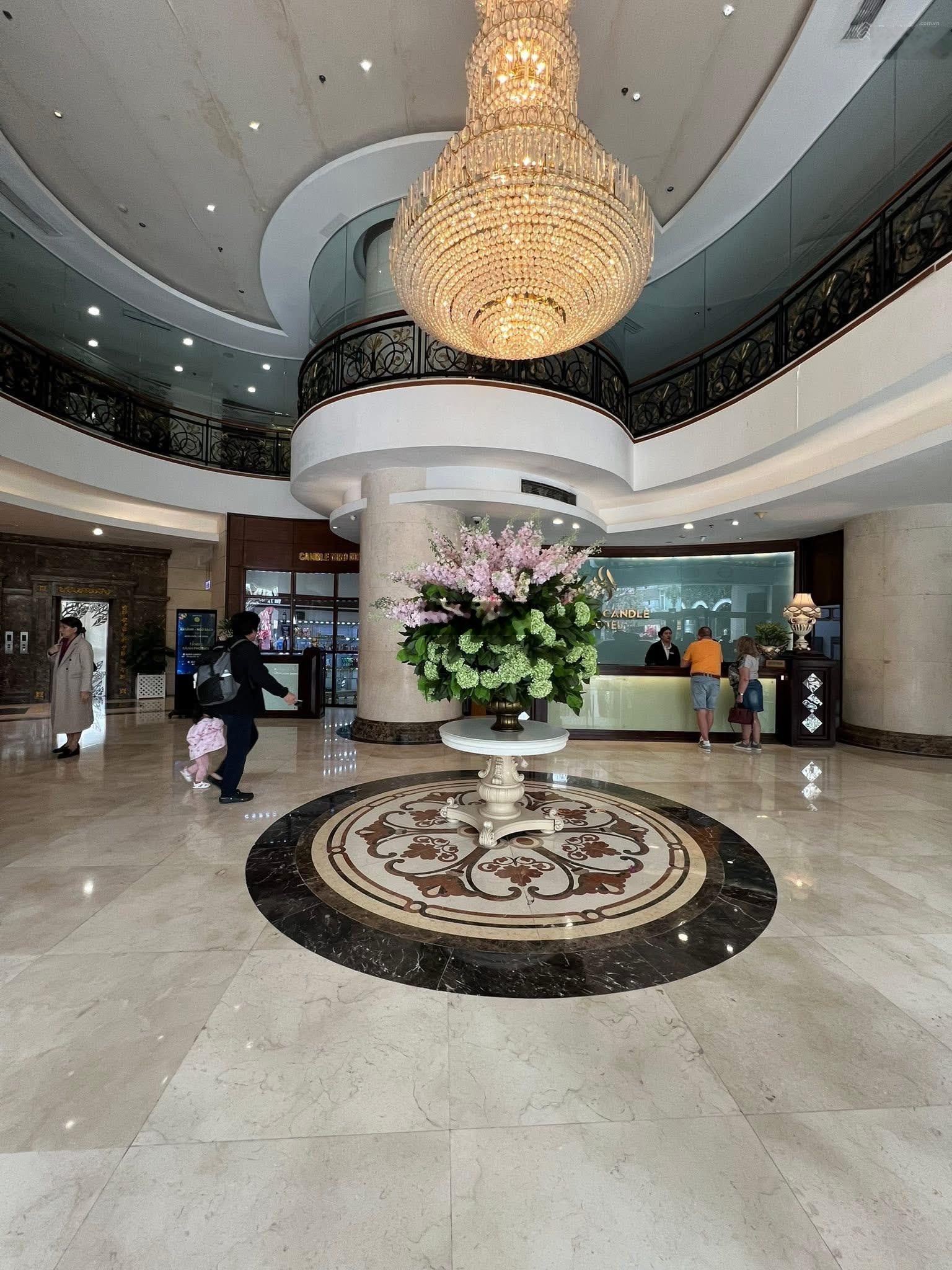 Bán toà khách sạn 4 sao đẳng cấp - doanh thu 100 tỷ/năm. diện tích 2.250m2 - giá bán 999 tỷ.