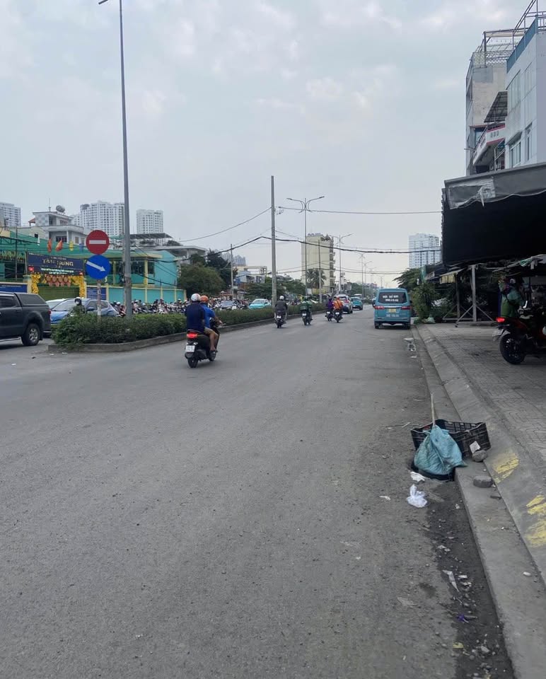 Bán đất tại đường Hoàng Trọng Mậu, Quận 7, hai mặt tiền, tặng dãy trọ 30 triệu/tháng, sổ hồng vuông vức