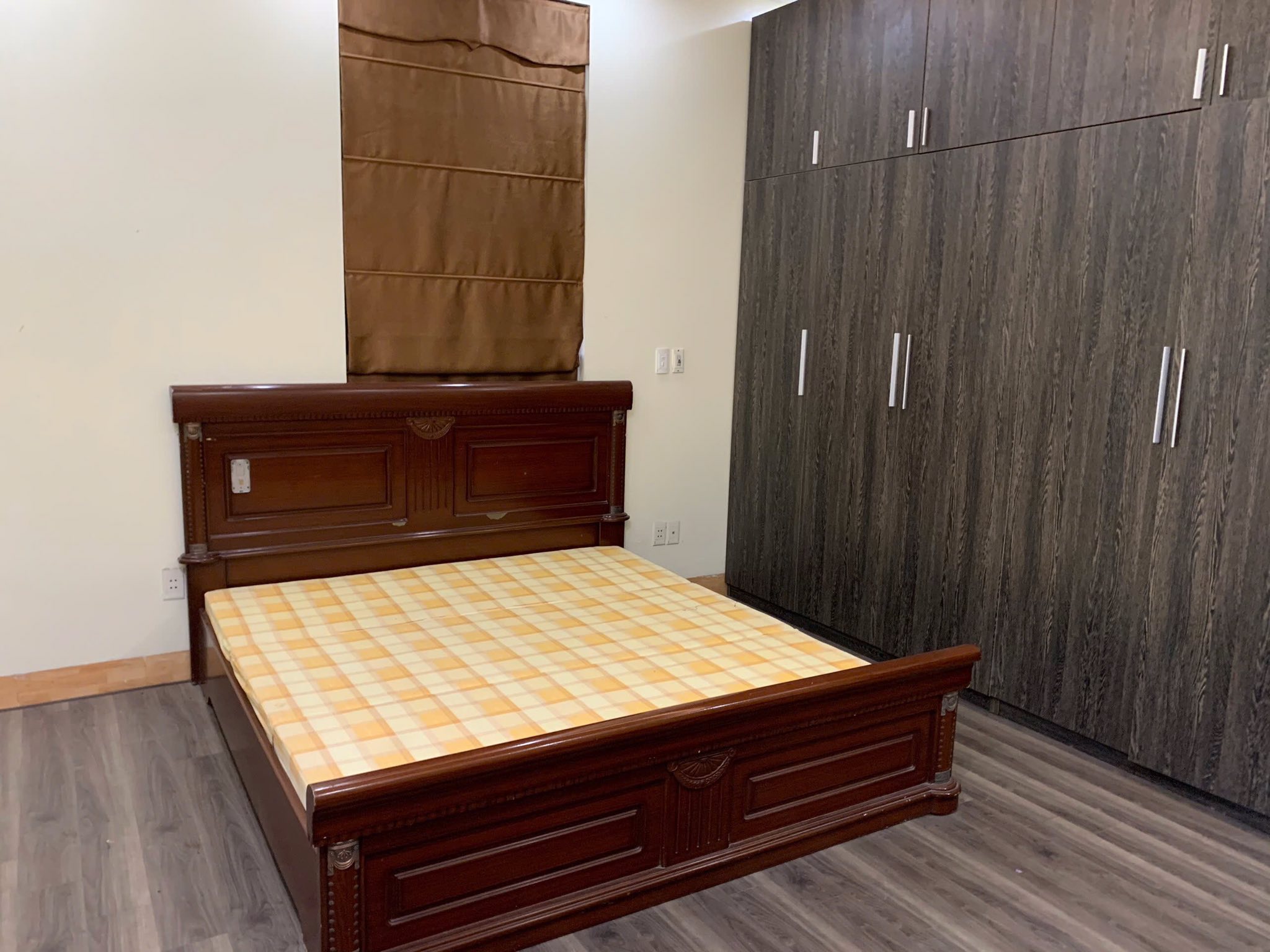 Cho thuê nhà riêng quận Long Biên, 150m2 x 5 tầng. có phòng hát karaoke, sân để ô tô, giá 17 triệu/tháng