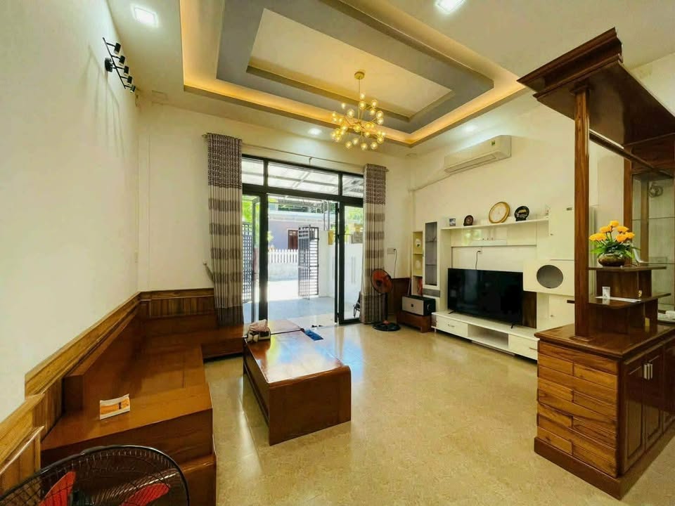 Nhà 2 tầng mặt tiền Nguyễn Phúc Chu, vị trí vàng, giá hời