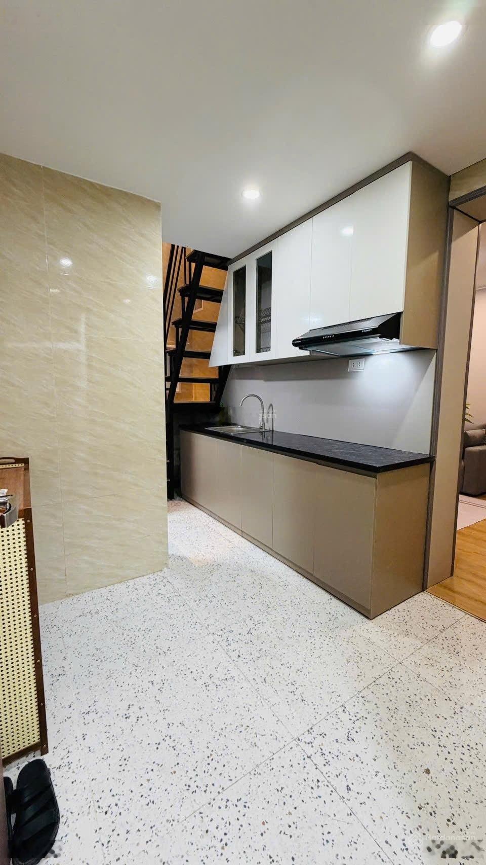 Đống đa - 4 tầng - ô tô đỗ cửa - sổ đỏ riêng 26.6m