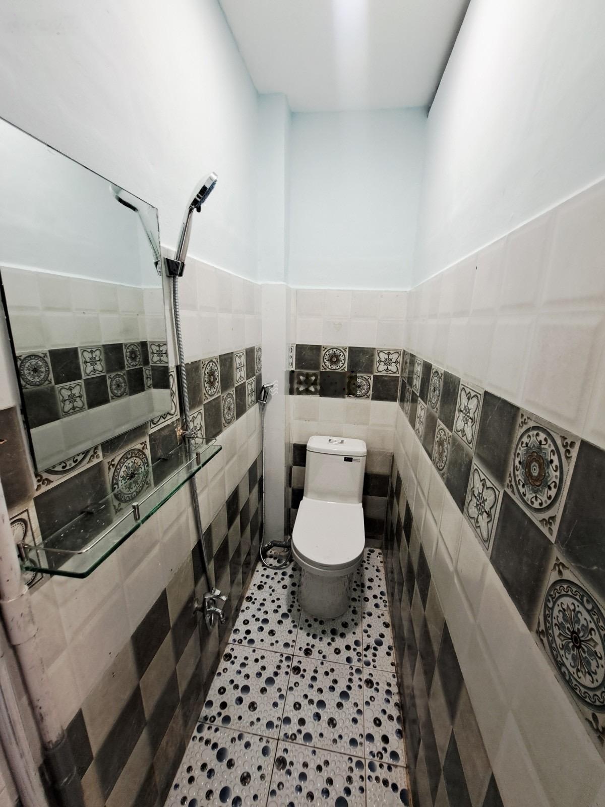 Bán nhà ngay chợ bình trị đông - 1 căn ra mặt tiền - 20m2 (4x5) 2 tầng mới ở ngay - chỉ 1t550