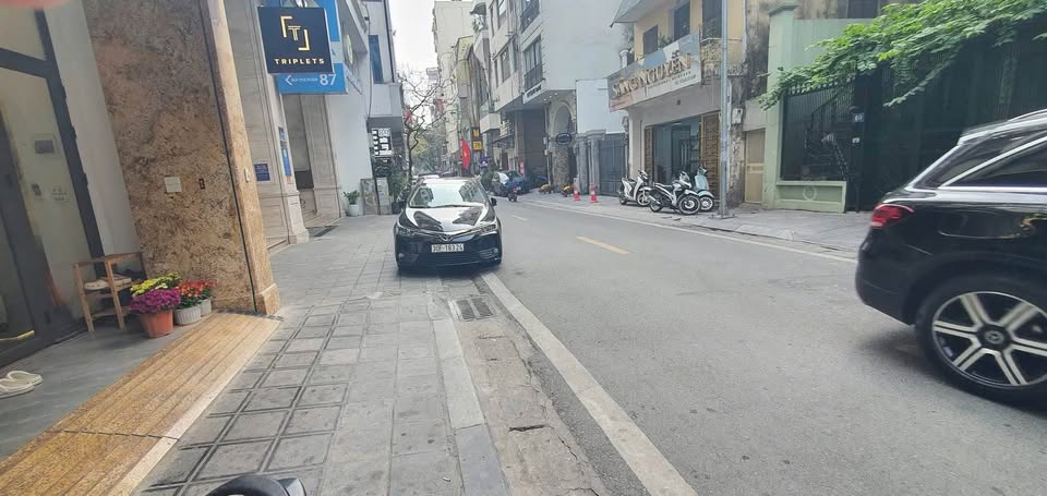 Bán tòa văn phòng 12 tầng mặt phố Bùi Thị Xuân, Hai Bà Trưng, 225m2, mặt tiền 8m, giá 240 tỷ, dòng tiền 400 triệu