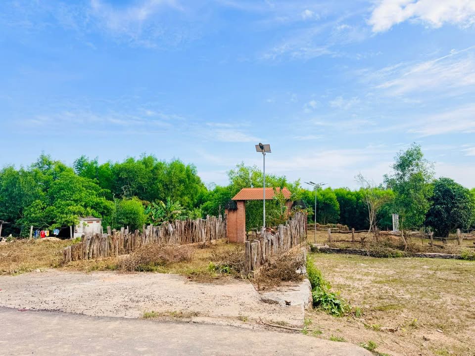 Bán lô đất 2.7 sào có 300m2 thổ cư tại xã Bông Trang, Xuyên Mộc, có 20m mặt tiền đã làm cổng rào sẵn