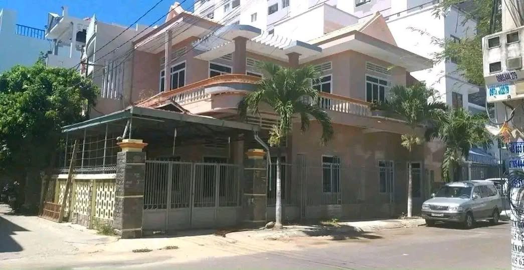 Bán nhà căn góc 2 mặt tiền, gần biển, trung tâm Quy Nhơn, giá 12 tỷ