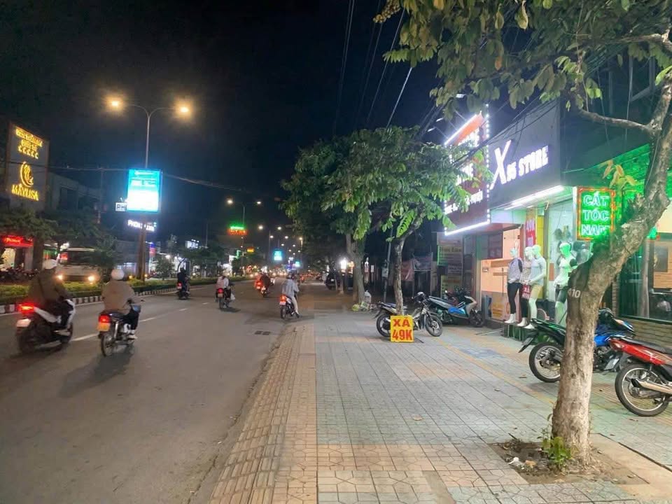 Bán nhà mặt tiền đường Đại Lộ Đồng Khởi, Phú Tân, Bến Tre, giá 7 tỷ