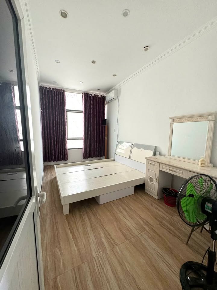 Bán nhà 5 tầng trung tâm Hạ Long, kinh doanh mọi mặt hàng, 33m2, giá chỉ hơn 6 tỷ