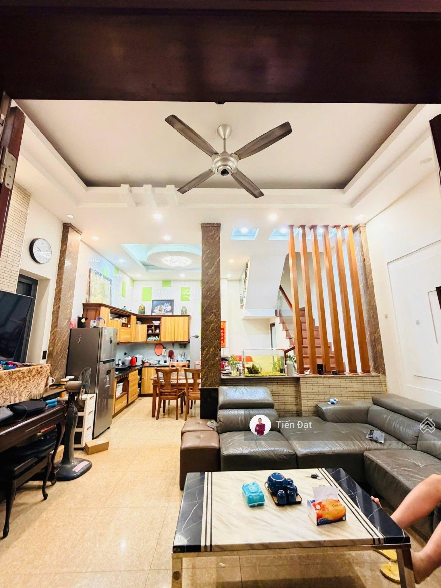 Bán nhà Ngọc Khánh, lõi Ba Đình 30m ra phố sân để xe riêng, nhà dân xây chắc chắn cạnh Vinhomes GV