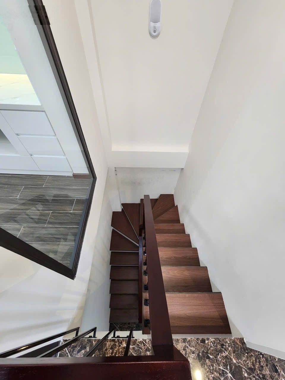 Bán nhà 6 tầng thang máy phố Đào Tấn, DT 75m2 mặt tiền 5m, cách mặt phố 30m, nhà mới ở ngay