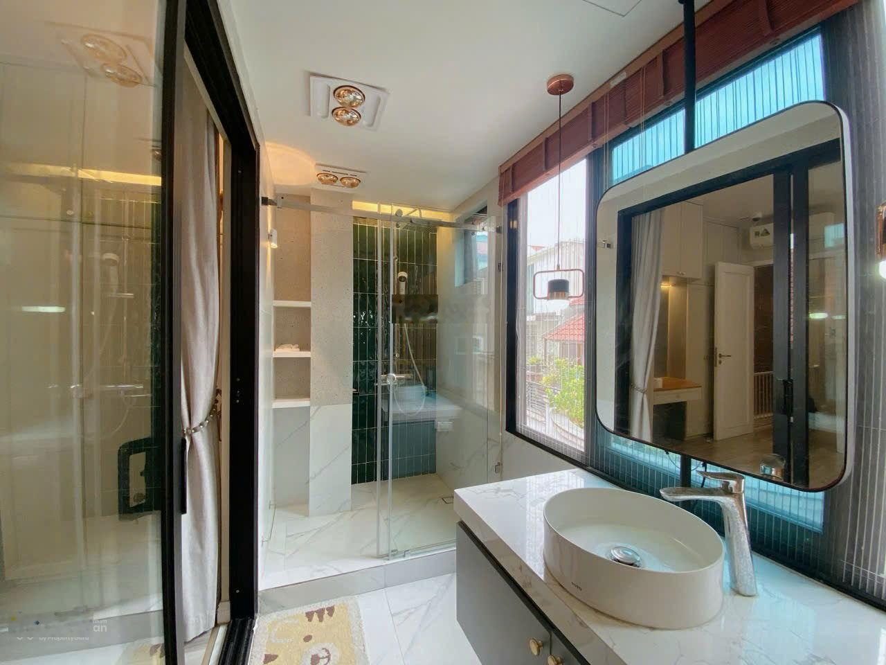 Bán nhà siêu đẹp, thang máy nhập khẩu vip cao cấp. có 102 tại thị trường .hai mặt ngõ, kinh doanh