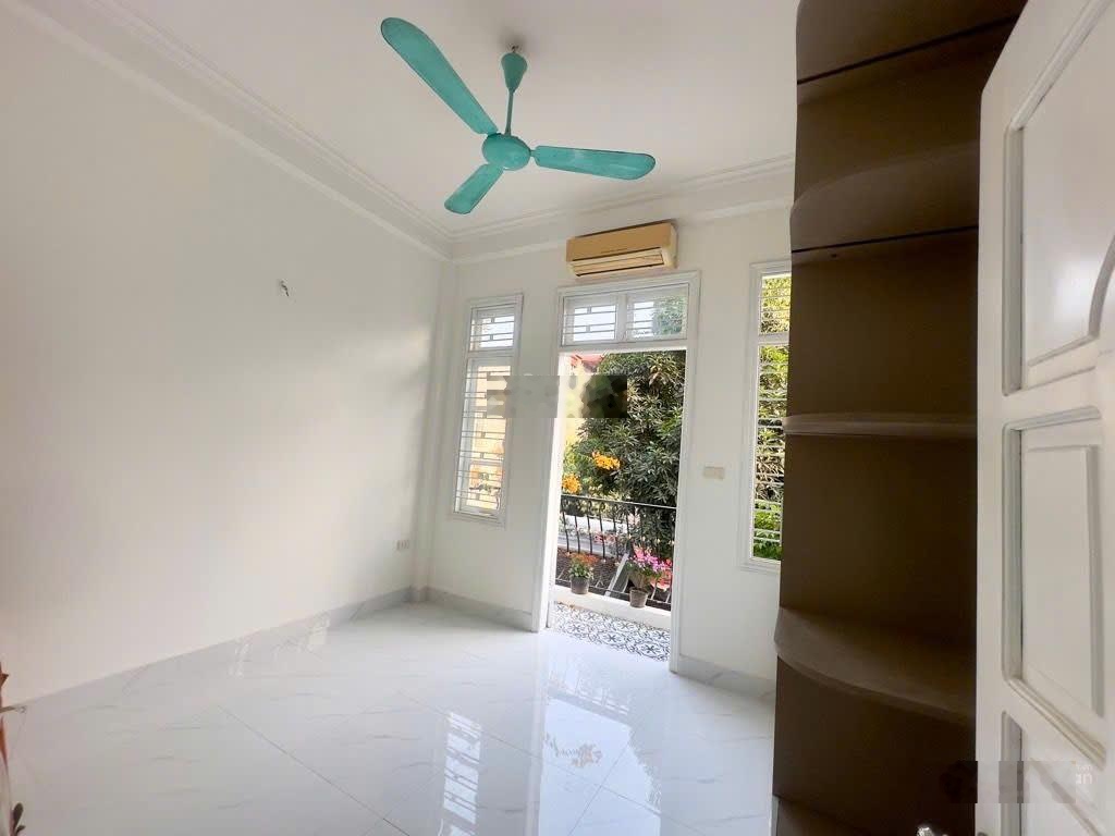 Nhà Hoàng Hoa Thám, ô tô đỗ cửa, 2 mặt ngõ thoáng rộng 4m. chỉ 20m ra mặt đường, SĐCC, Giá 13.5t