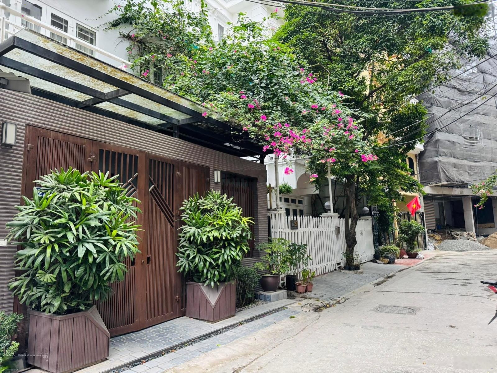 Lõi Ba Đình - biệt thự - ô tô tránh - kinh doanh - ở sướng - chủ nhiệt bán Đội Cấn 110m2 / 5 tầng