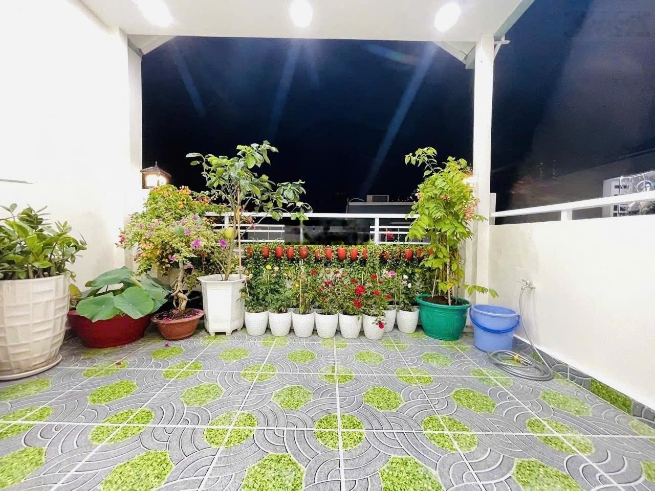 (NEW) OTO ĐỖ CỬA - Nhà 4 tầng Nguyễn Hồng Đào khu Bàu Cát v.i.p - DTSàn 66m2, 4 phòng vào ở ngay.