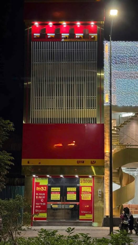 Cho thuê nhà 4 tầng, mặt tiền đường Hà Nội, sát Vincom, trung tâm thành phố Huế