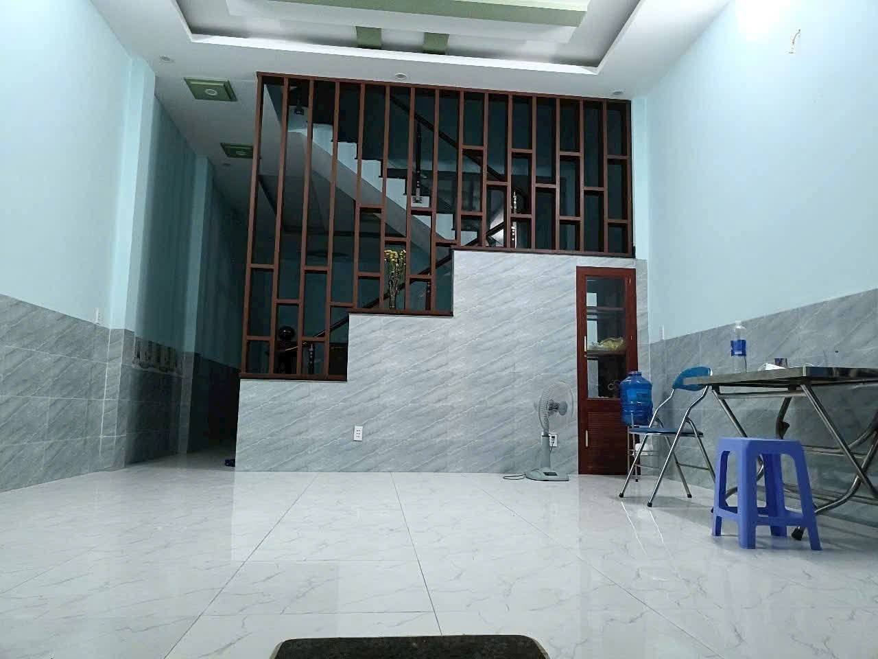Cho thuê nhà Dĩ An, lầu trệt, 3 phòng ngủ, diện tích 80m², sân để xe hơi. Giá 6 triệu/tháng