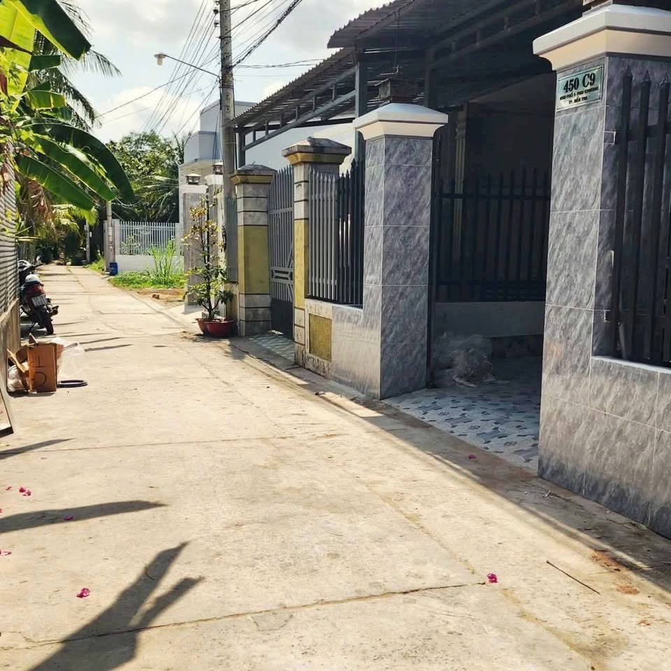 Bán nhà mặt tiền hẻm 999, phường Phú Khương, Bến Tre, giá 1,68 tỷ