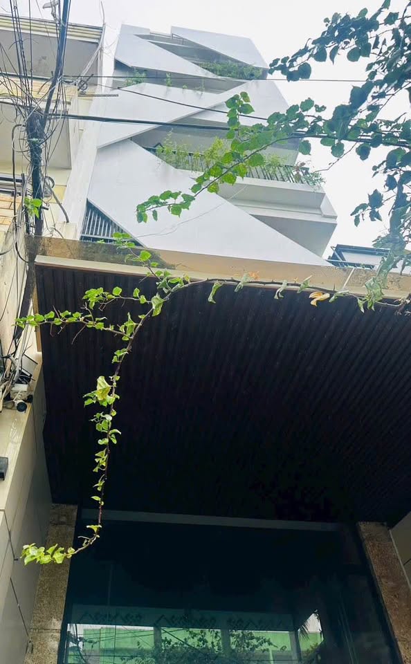 Tòa căn hộ 7 tầng mặt tiền Núi Thành, Đà Nẵng, dòng tiền 96 triệu/tháng