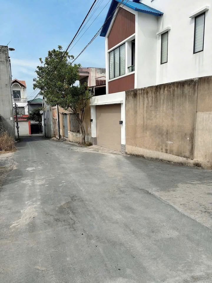 Nhà 1 trệt 1 lầu Long Bình 3,68 tỷ, sổ riêng, sân ô tô rộng