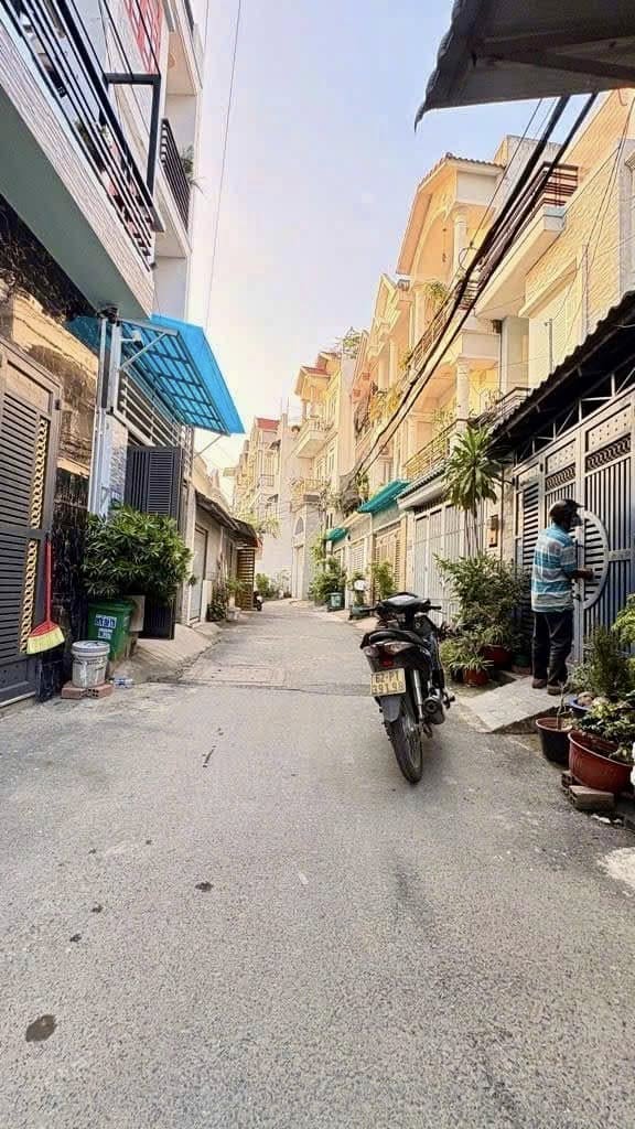 Bán nhà mới 4 tầng tại phường Trung Mỹ Tây, Quận 12 cũ, hẻm xe hơi