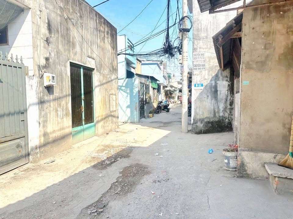 Nhà sổ hồng riêng 50m2, đường 5m thông ô tô, giá chỉ 2,87 tỷ tại Quận 12